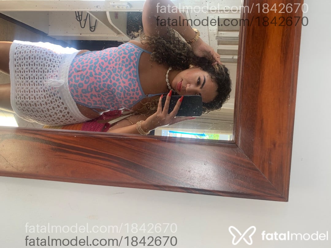 Acompanhante mulher loira (o) de olhos castanhos - Isabelle