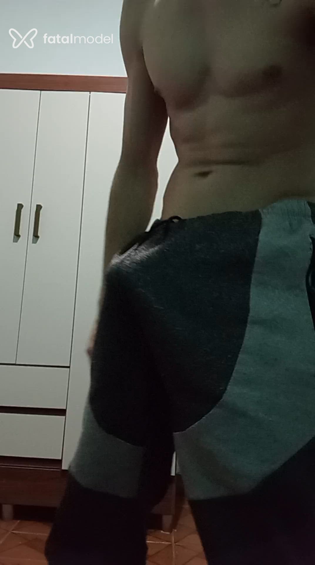 Acompanhante homem com cabelo castanho de olhos castanhos - Minikid Acompanhante homem com cabelo castanho de olhos castanhos - Minikid