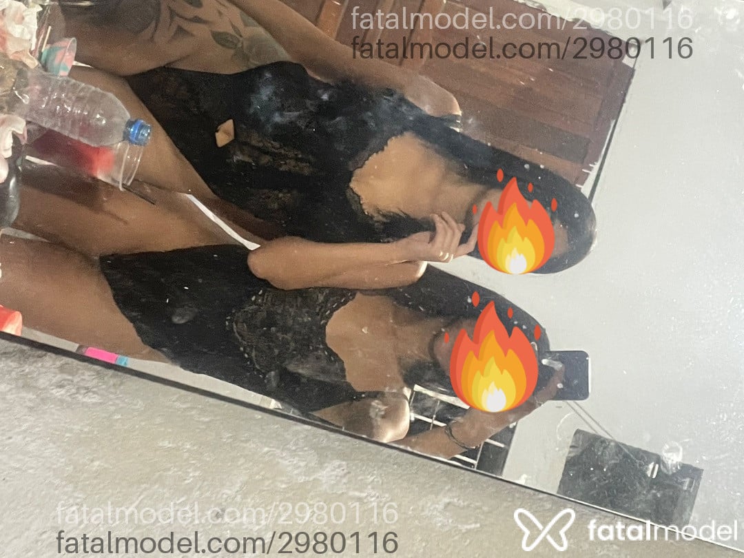Acompanhante mulher morena (o) de olhos pretos - Chloeejoy