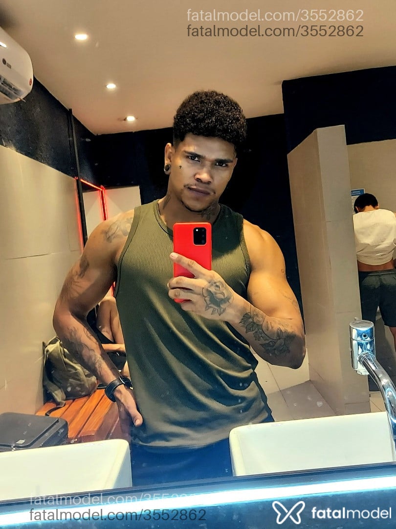Acompanhante homem morena (o) de olhos pretos - Preto