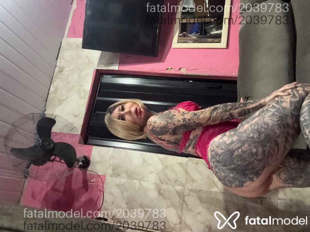 Acompanhante mulher trans loira (o) de olhos castanhos - Jhennyfer