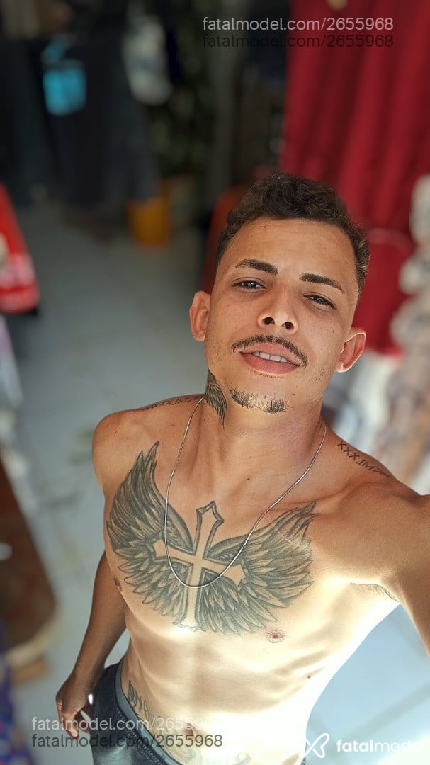Acompanhante homem com cabelo castanho de olhos pretos - Renan