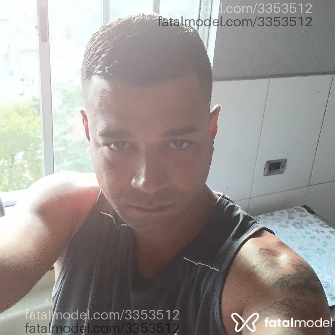 Acompanhante homem com cabelo castanho de olhos castanhos - Christopher