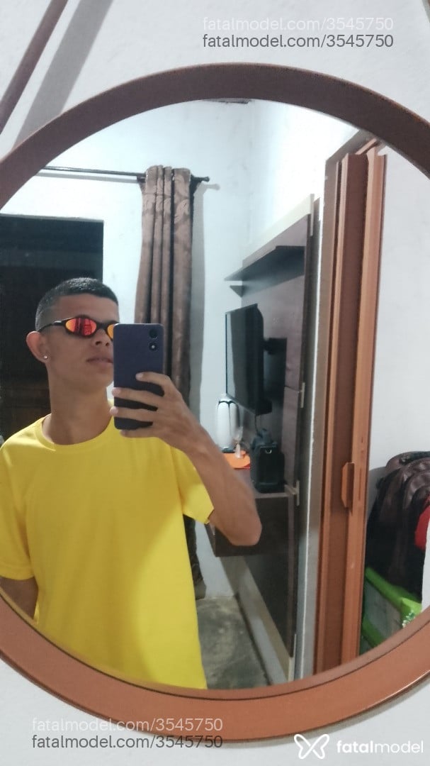 Acompanhante homem com cabelo grisalho de olhos castanhos - Juninho