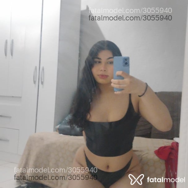 Acompanhante mulher trans com cabelo castanho de olhos castanhos - Majuh