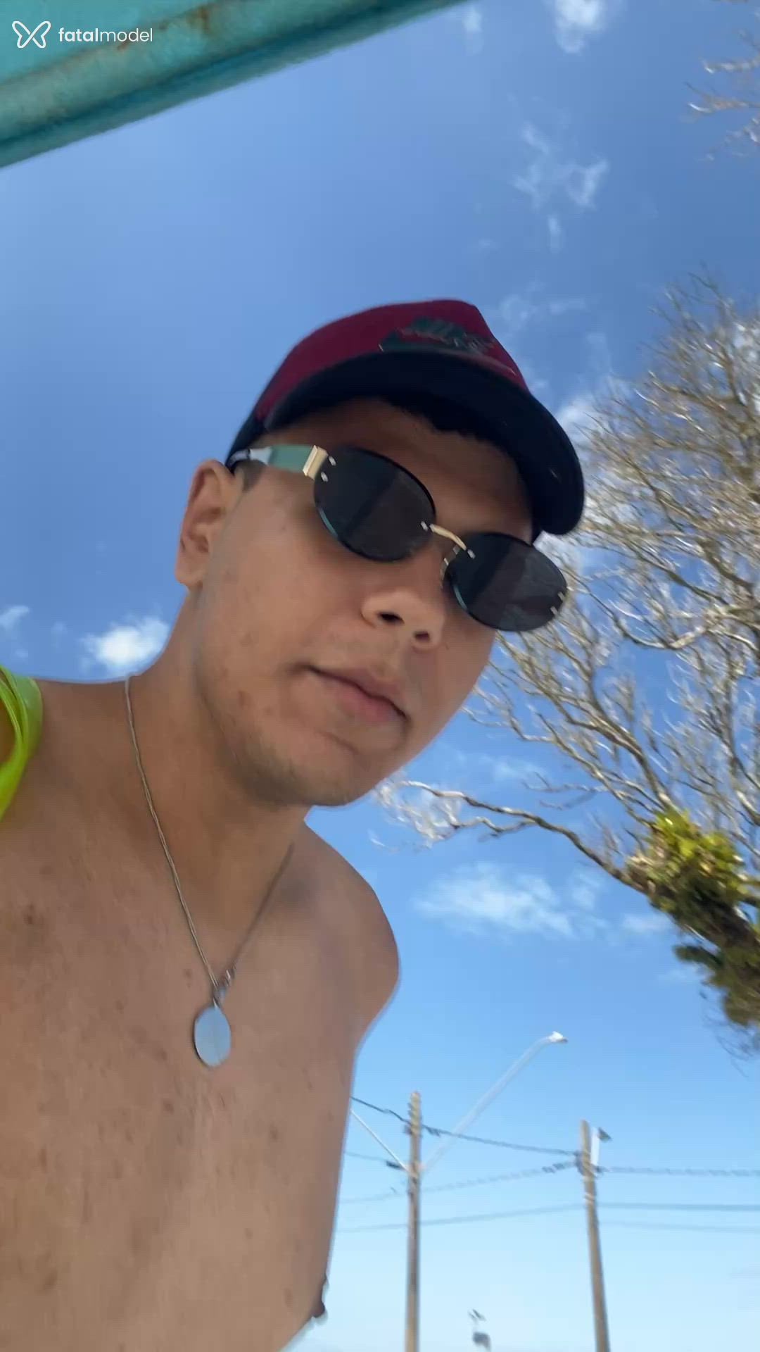 Acompanhante homem com cabelo castanho de olhos pretos - Lucas