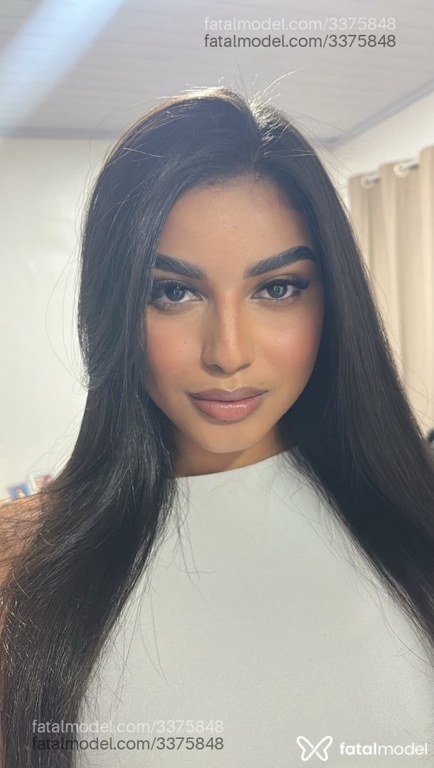 Acompanhante mulher morena (o) de olhos pretos - Loren