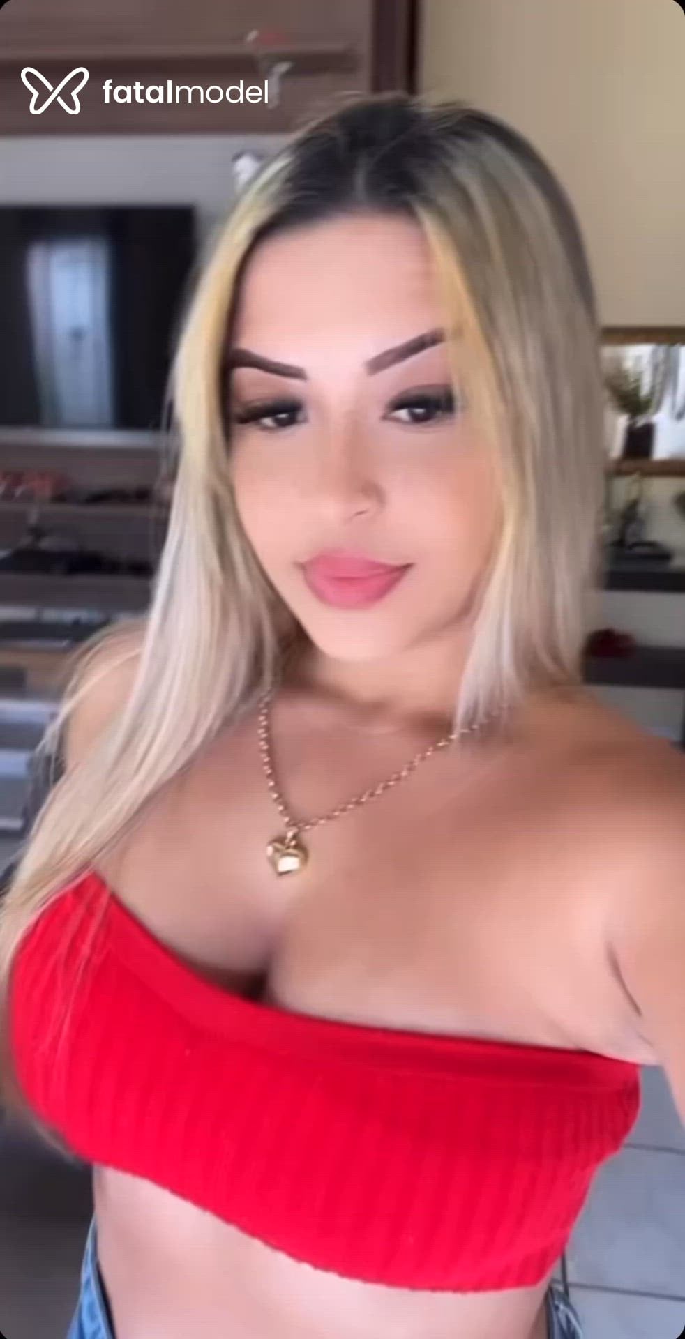 Acompanhante mulher loira (o) de olhos castanhos - Mariáh