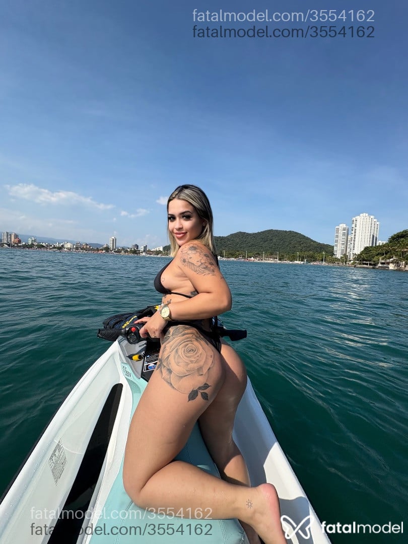 Acompanhante mulher loira (o) de olhos castanhos - Mariáh