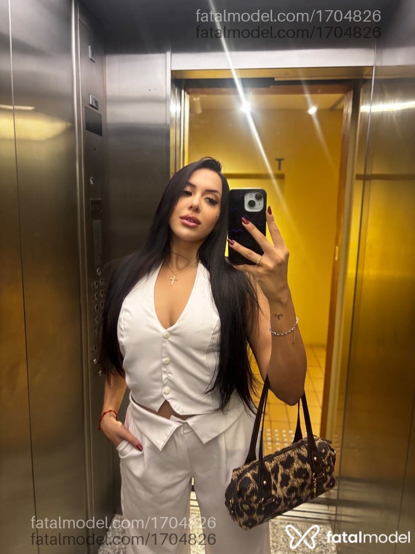 Acompanhante mulher morena (o) de olhos castanhos - Livia Brandão