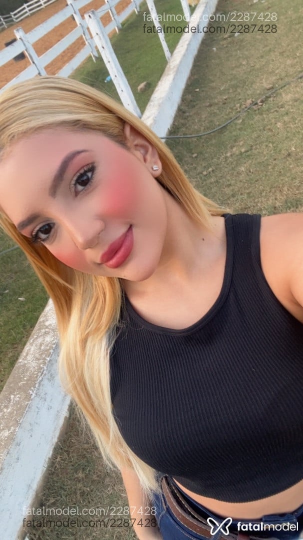 Acompanhante mulher loira (o) de olhos pretos - Cristina