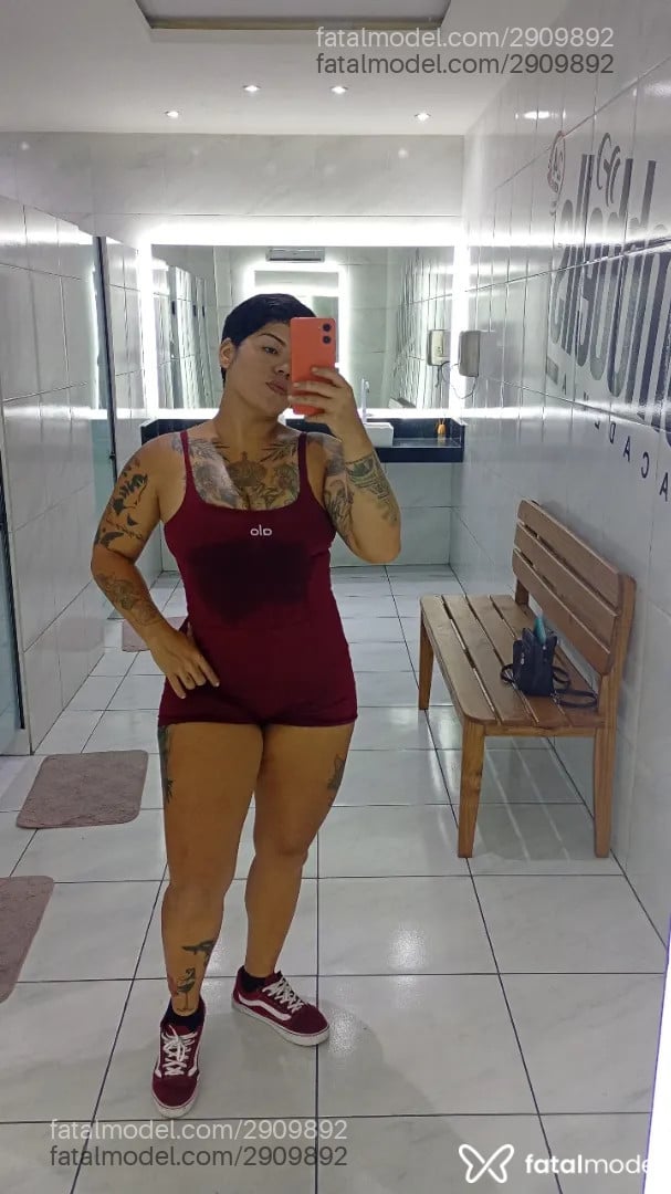 Acompanhante mulher com cabelo grisalho de olhos mel - Aylla