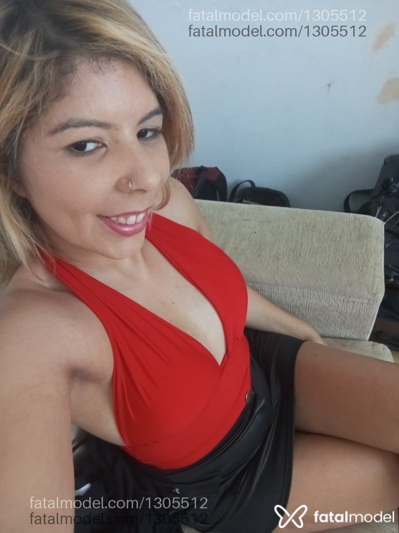 Acompanhante mulher loira (o) de olhos pretos - Maria Padilha