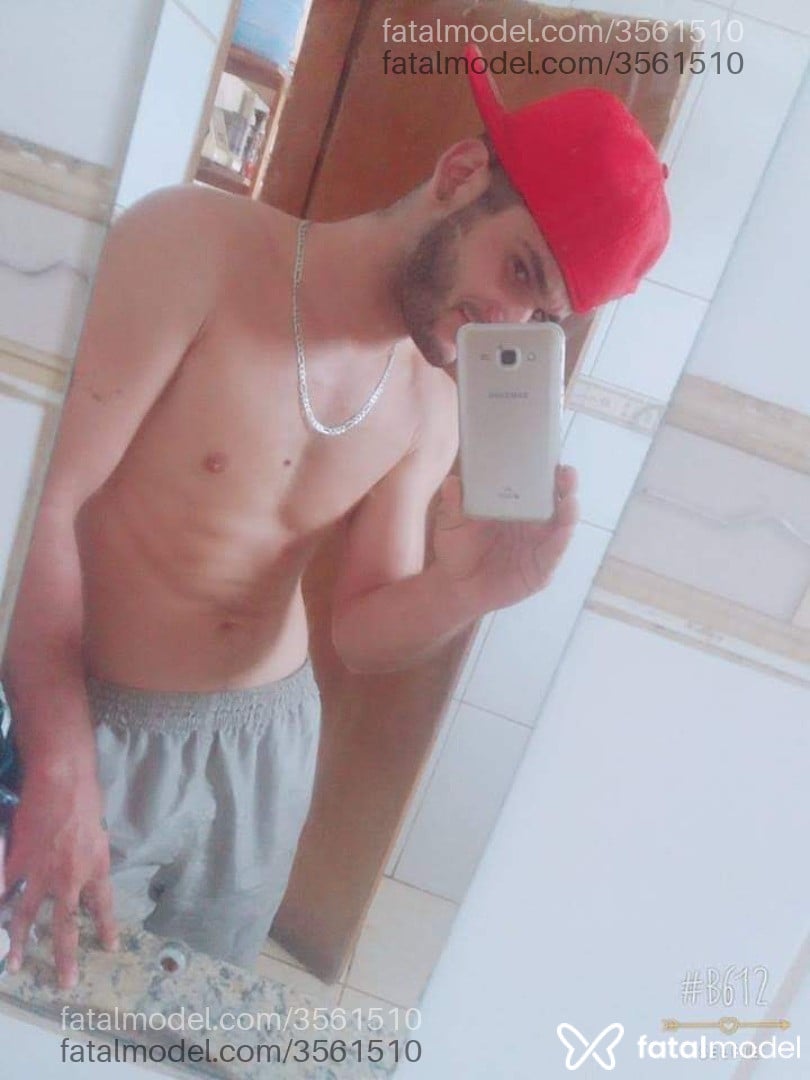 Acompanhante homem com cabelo castanho de olhos castanhos - Xerozo