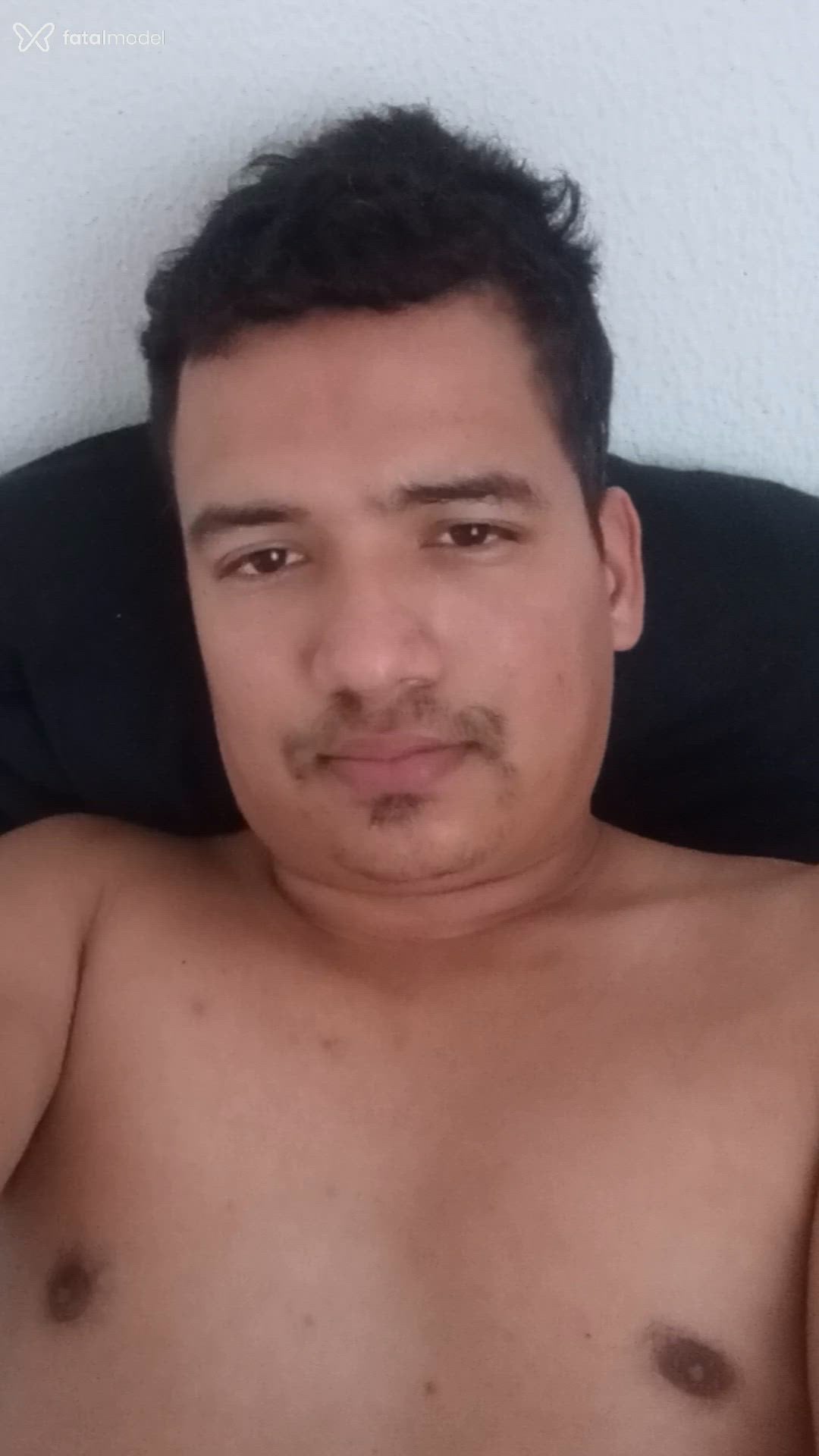 Acompanhante homem com cabelo castanho de olhos pretos - Ggabo