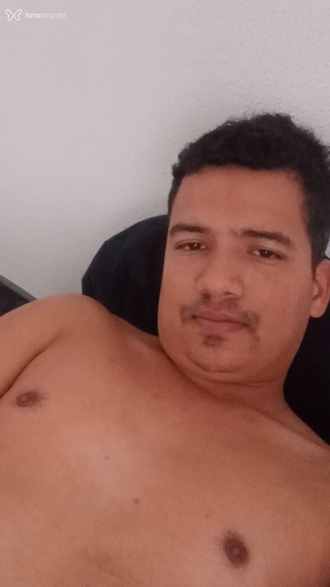 Acompanhante homem com cabelo castanho de olhos pretos - Ggabo