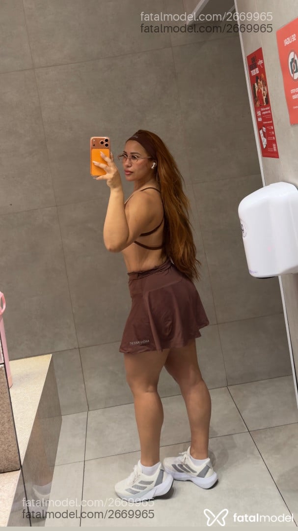 Acompanhante mulher ruiva (o) de olhos castanhos - Virgínia