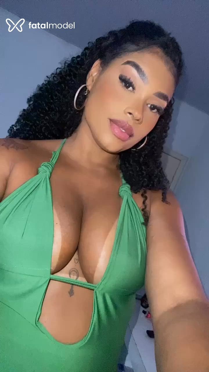 Acompanhante mulher com cabelo castanho de olhos castanhos - Maju Viana