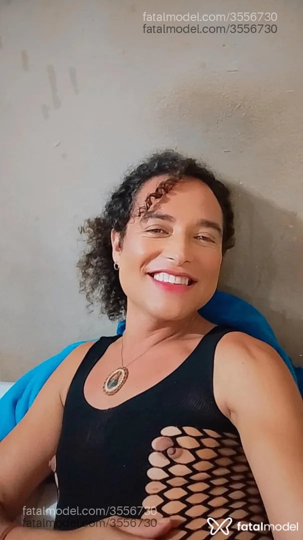 Acompanhante mulher trans com cabelo castanho de olhos mel - Cassie