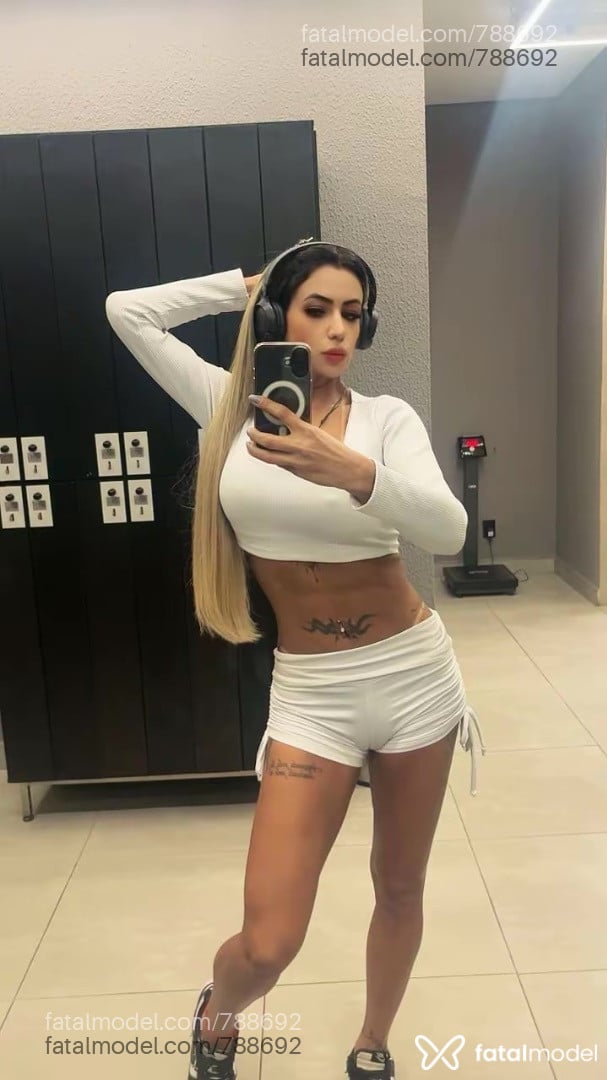 Acompanhante mulher loira (o) de olhos castanhos - Aline