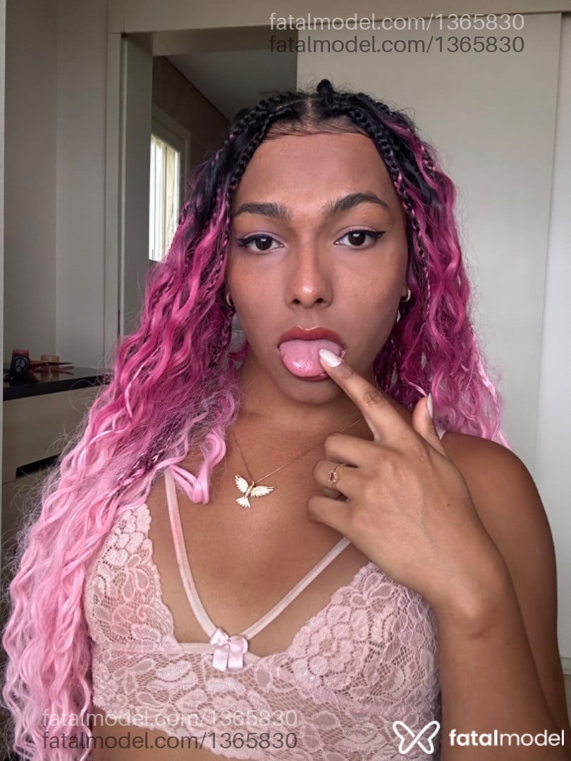 Acompanhante travesti com cabelo castanho de olhos pretos - Halana