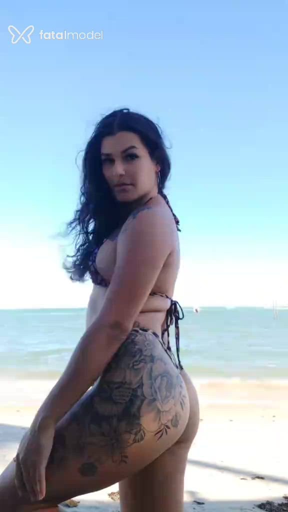 Acompanhante mulher trans com cabelo castanho de olhos castanhos - Axell Céu