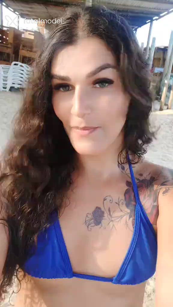 Acompanhante mulher trans com cabelo castanho de olhos castanhos - Axell Céu