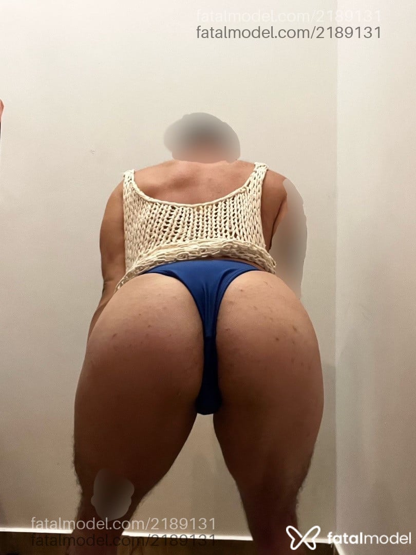Acompanhante homem trans com cabelo castanho de olhos azuis - Maria João