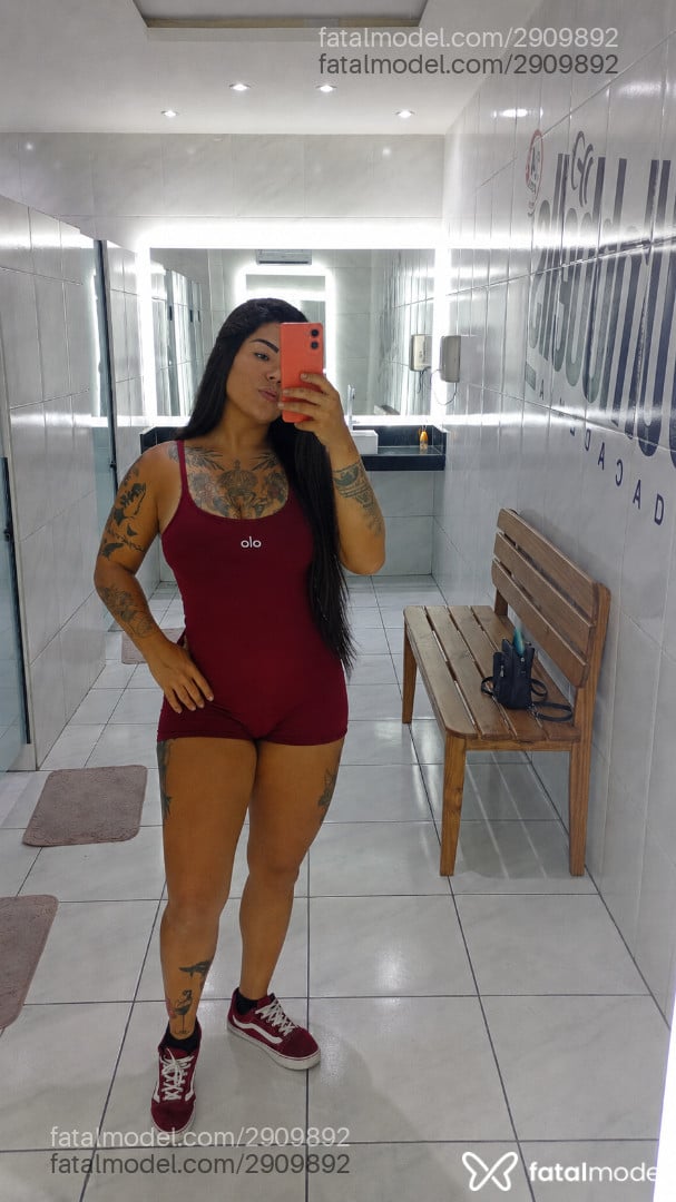 Acompanhante mulher com cabelo grisalho de olhos mel - Aylla