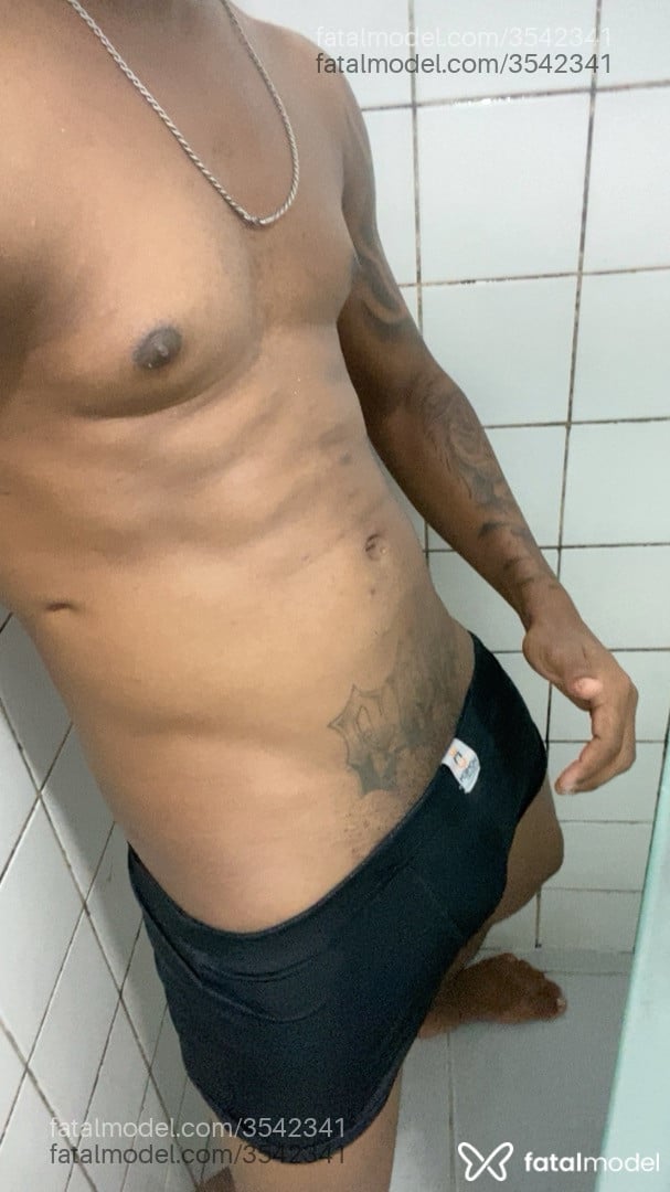 Acompanhante homem morena (o) de olhos castanhos - Diamantenegro