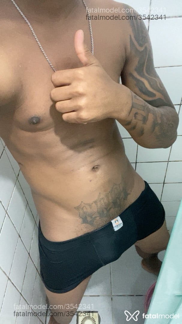 Acompanhante homem morena (o) de olhos castanhos - Diamantenegro