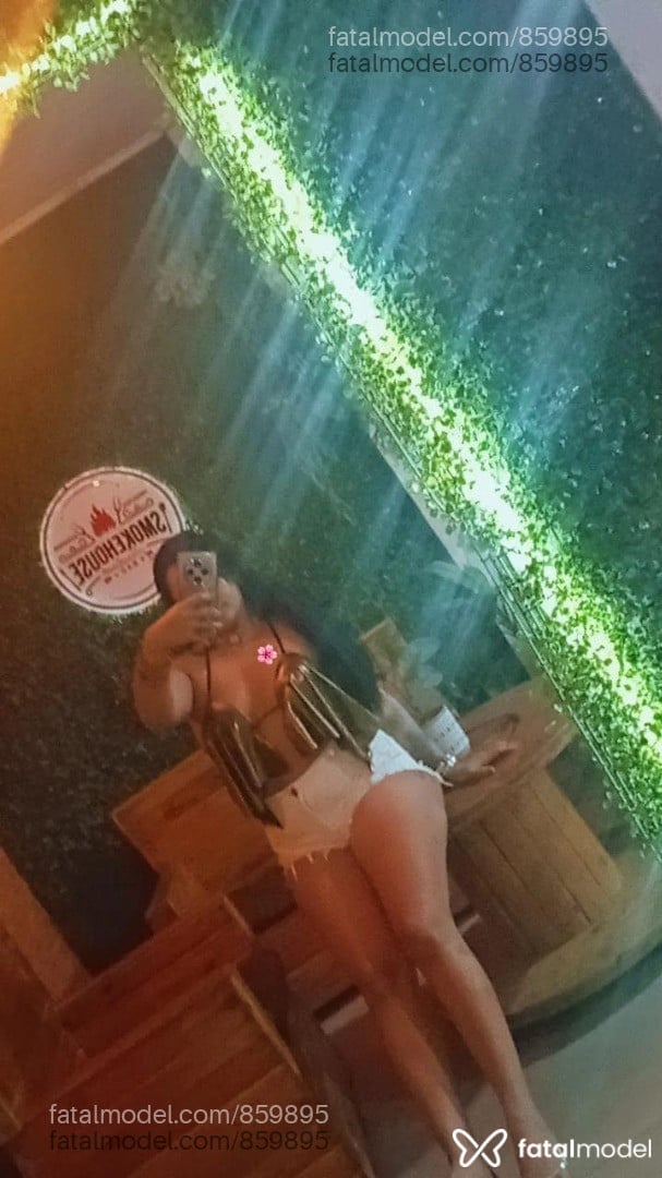 Acompanhante mulher morena (o) de olhos verdes - Lorraine