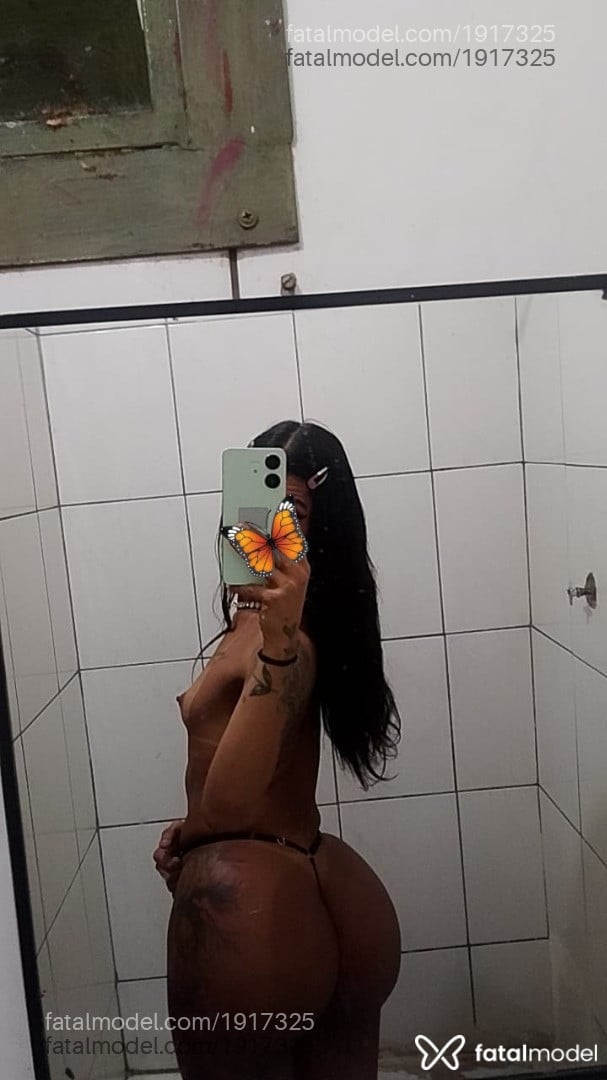 Acompanhante mulher trans com cabelo castanho de olhos castanhos - ímola