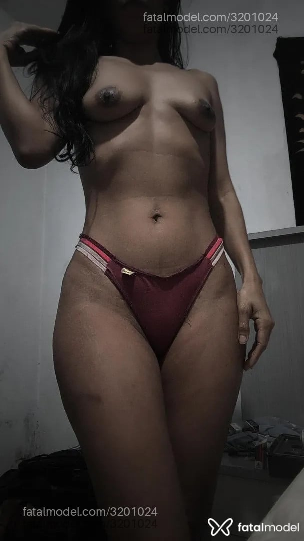 Acompanhante mulher morena (o) de olhos pretos - Melissa