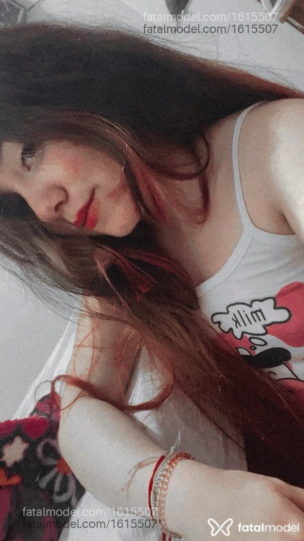 Acompanhante mulher com cabelo colorido de olhos mel - Nicole