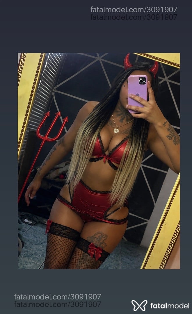 Acompanhante mulher trans morena (o) de olhos castanhos - Evellyn