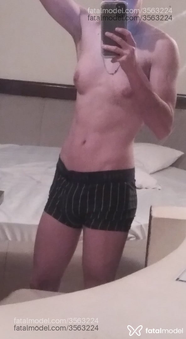 Acompanhante homem trans morena (o) de olhos azuis - Henri