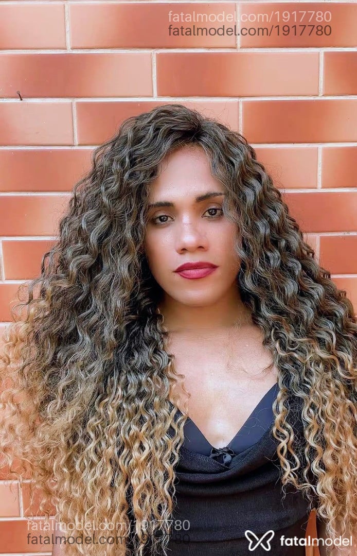 Acompanhante mulher trans com cabelo castanho de olhos pretos - Ramona