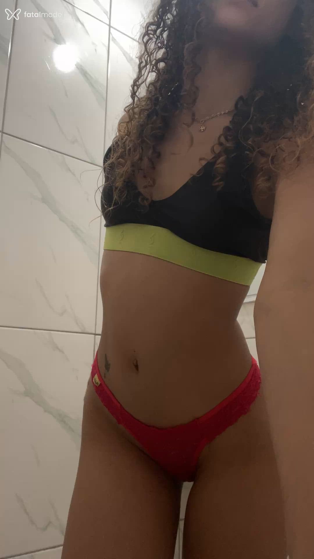 Acompanhante mulher com cabelo castanho de olhos castanhos - Pérola Perola