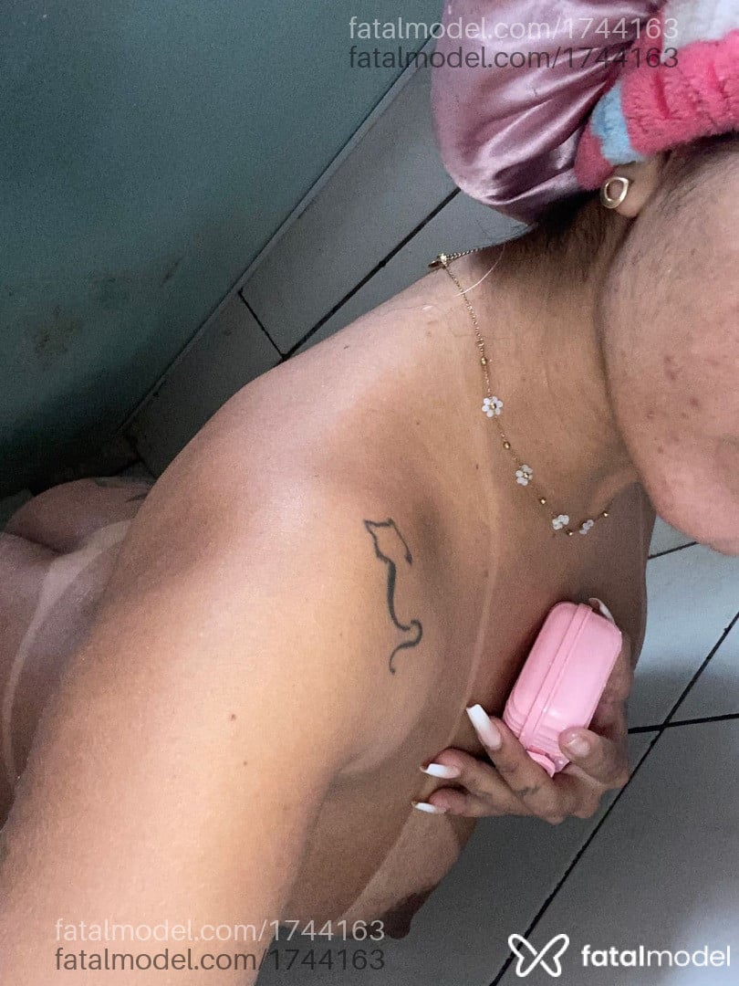Acompanhante mulher com cabelo castanho de olhos pretos - Waleska Souza
