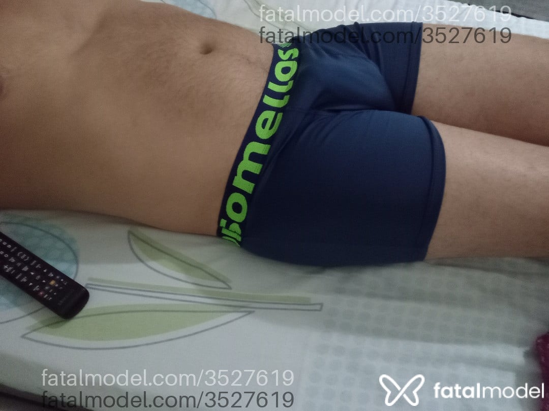 Acompanhante homem com cabelo castanho de olhos pretos - Hugostoso