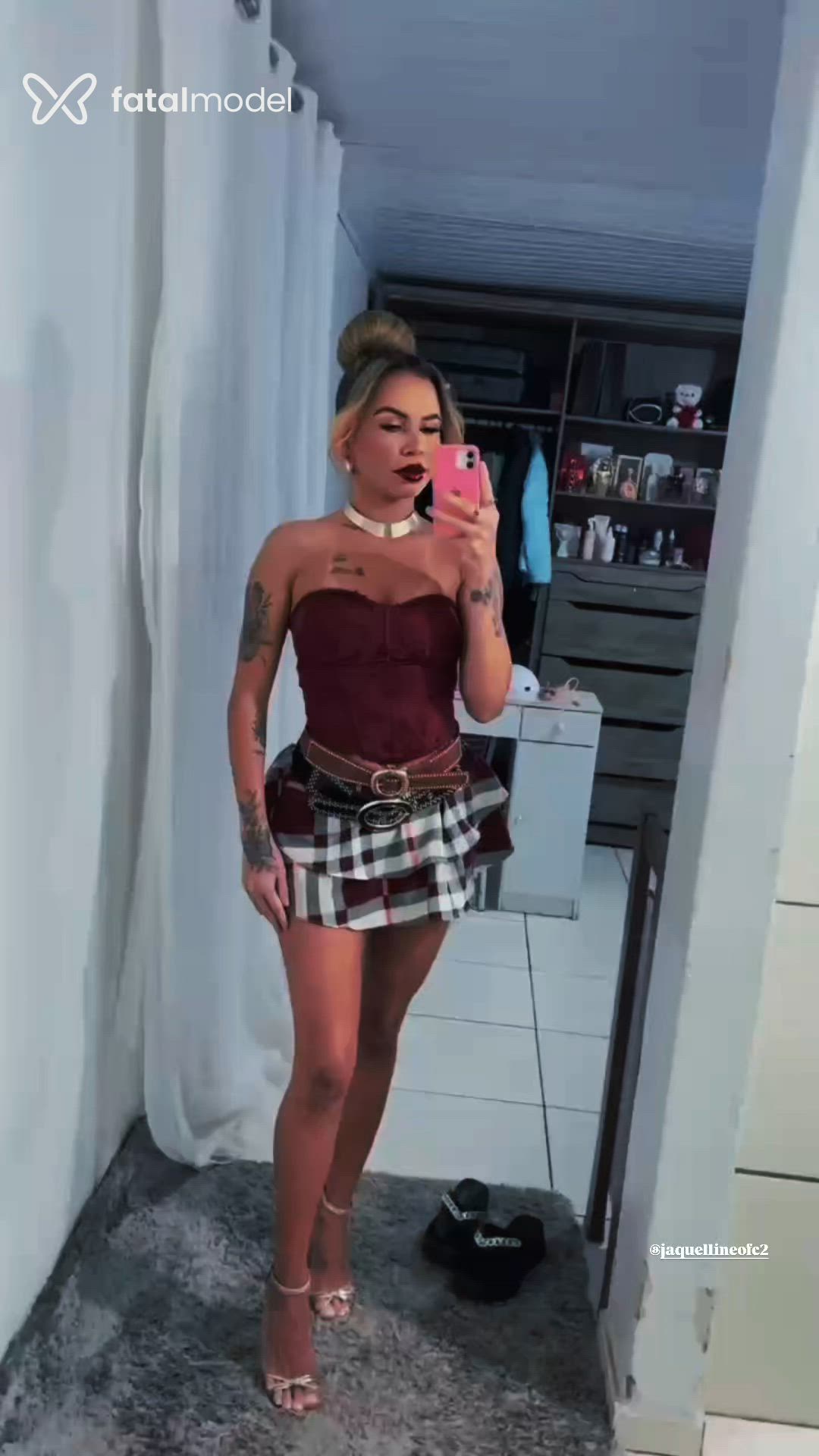 Acompanhante mulher loira (o) de olhos castanhos - Sereialima