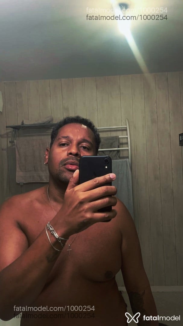 Acompanhante homem morena (o) de olhos pretos - Alves