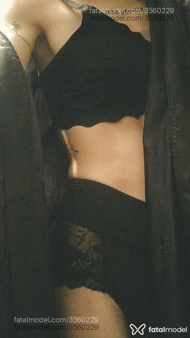Acompanhante mulher trans ruiva (o) de olhos castanhos - Hoexea