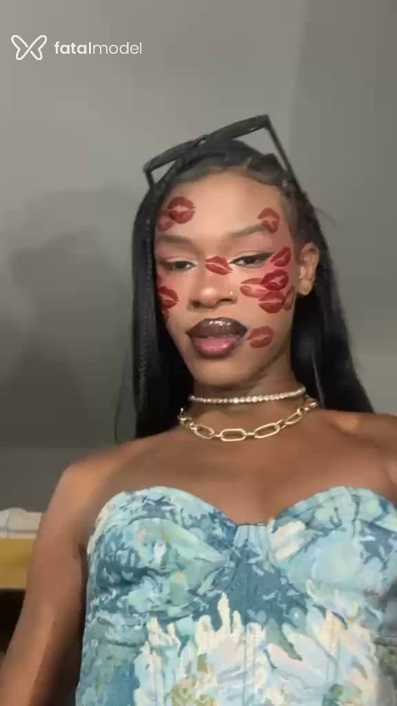 Acompanhante mulher trans ruiva (o) de olhos pretos - Nixx Hadashyan