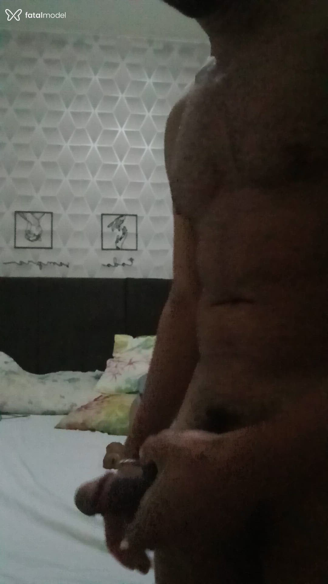 Acompanhante homem com cabelo castanho de olhos verdes - Js ramos