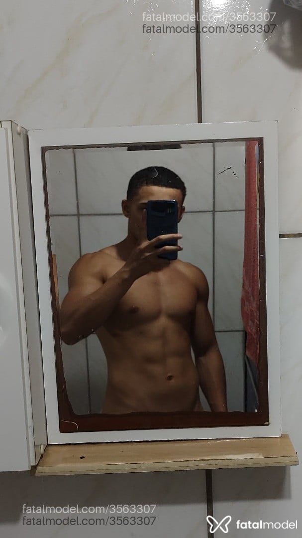 Acompanhante homem morena (o) de olhos castanhos - Vargas