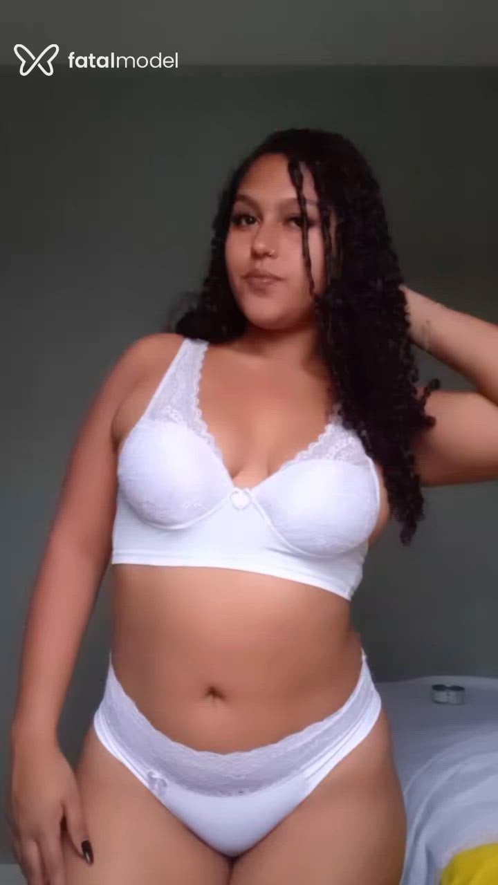 Acompanhante mulher morena (o) de olhos pretos - Clara