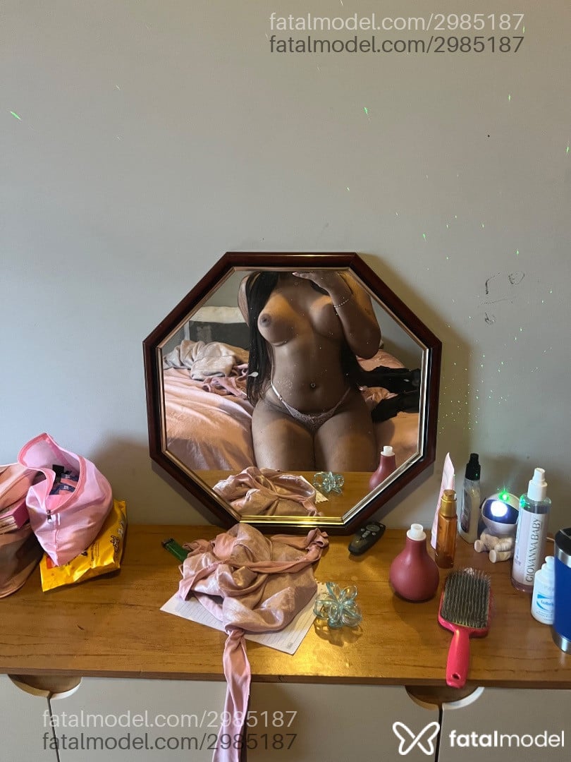 Acompanhante mulher trans morena (o) de olhos pretos - Alice Sampaio
