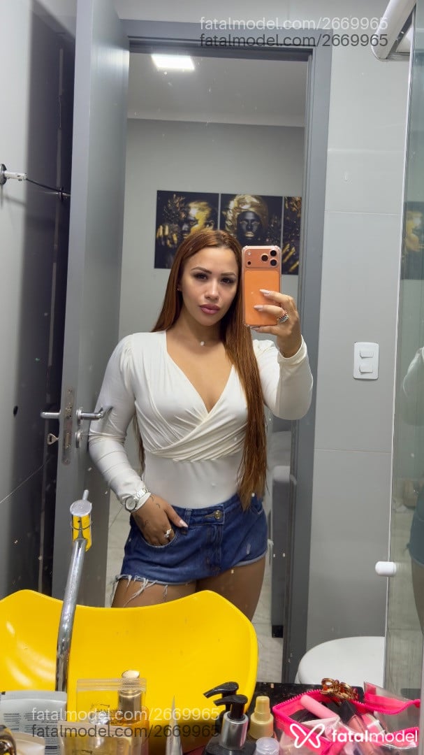 Acompanhante mulher ruiva (o) de olhos castanhos - Virgínia